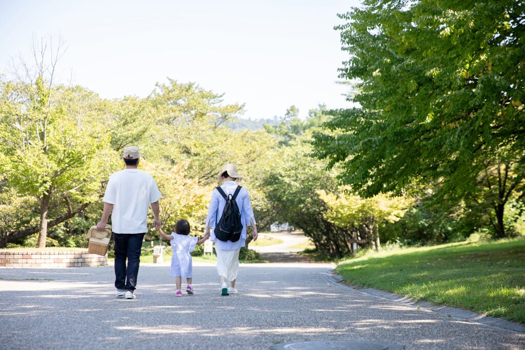 仲の良い家族の後ろ姿